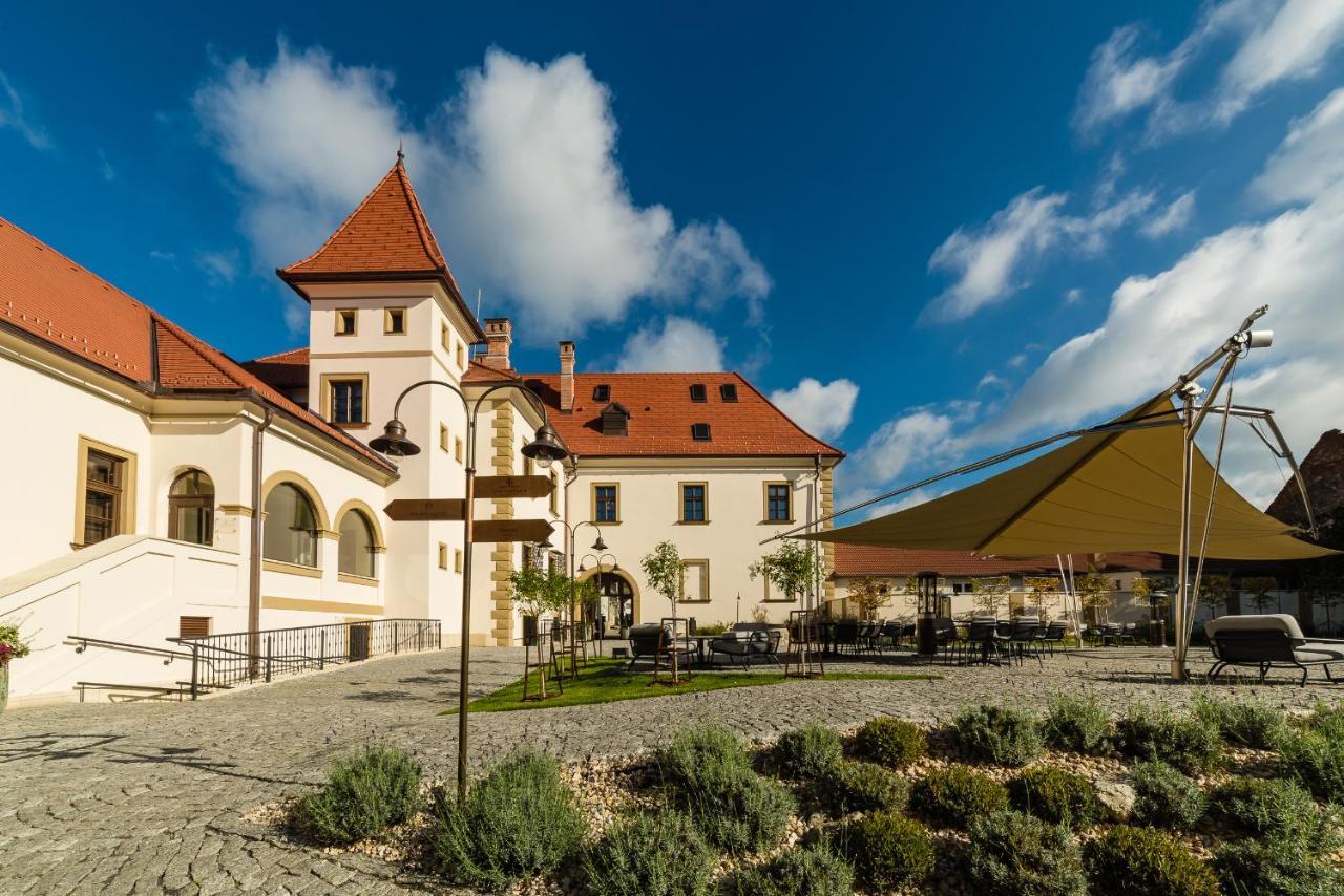 Kastiel Palffy Hotel Svätý Jur Exterior foto