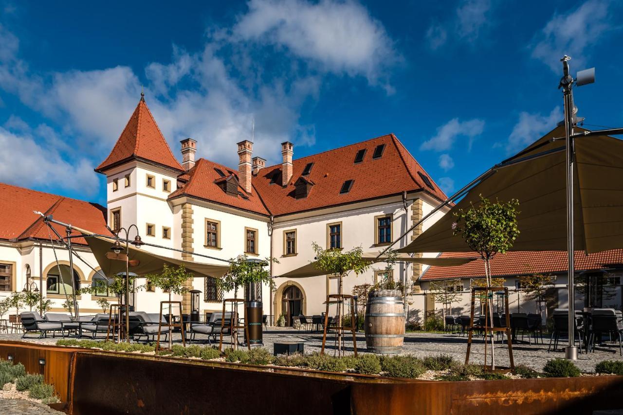 Kastiel Palffy Hotel Svätý Jur Exterior foto